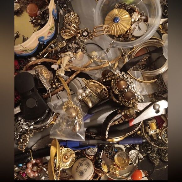 1 LB UNSEARCHED Gold Silver Tone Jewelry Lot 💎 Bulk Reseller Mix / Mystery Bling - Picture 10 of 13
